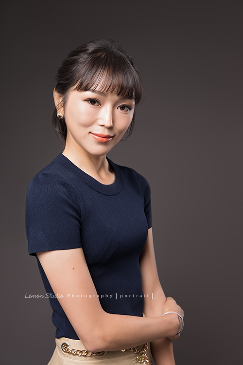 家妡來拍個人形象照，這是她第二次來拍形象照，感覺到家妡一直在改變，這次的她多了許多溫柔的氣息！這張的家妡身穿深藍色的上衣站著，並帶著自信的眼神看著鏡頭！