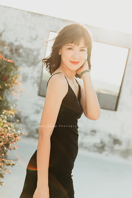 單身時的Tina來拍個人寫真，女人到了一個年紀，散發出來的美很不一樣，Tina舉手投足之間，有優雅、有智慧、自然，不需要刻意的表現，但卻有發自內心的美！這張的Tina穿黑色洋裝看著鏡頭，陽光灑在她的身上好美！