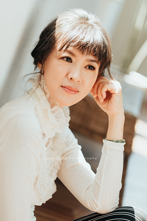 單身時的Tina來拍個人寫真，女人到了一個年紀，散發出來的美很不一樣，Tina舉手投足之間，有優雅、有智慧、自然，不需要刻意的表現，但卻有發自內心的美！這張的Tina頭髮盤起來坐在椅子上在思考的樣子！