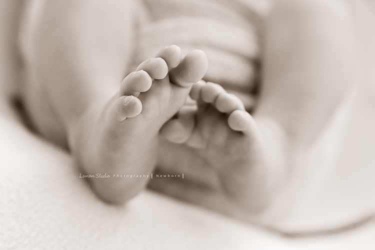 婕綝媽麻的三寶來拍新生兒寫真，這張是三寶小腳丫的相片！