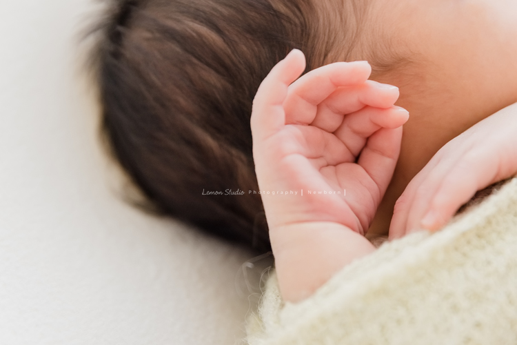 婕綝媽麻的三寶來拍新生兒寫真，這張是三寶的小手手的相片！