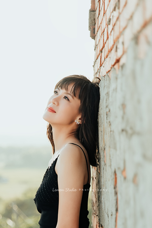 單身時的Tina來拍個人寫真，女人到了一個年紀，散發出來的美很不一樣，Tina舉手投足之間，有優雅、有智慧、自然，不需要刻意的表現，但卻有發自內心的美！這張的Tina穿黑色洋裝背靠著牆，望向天空！