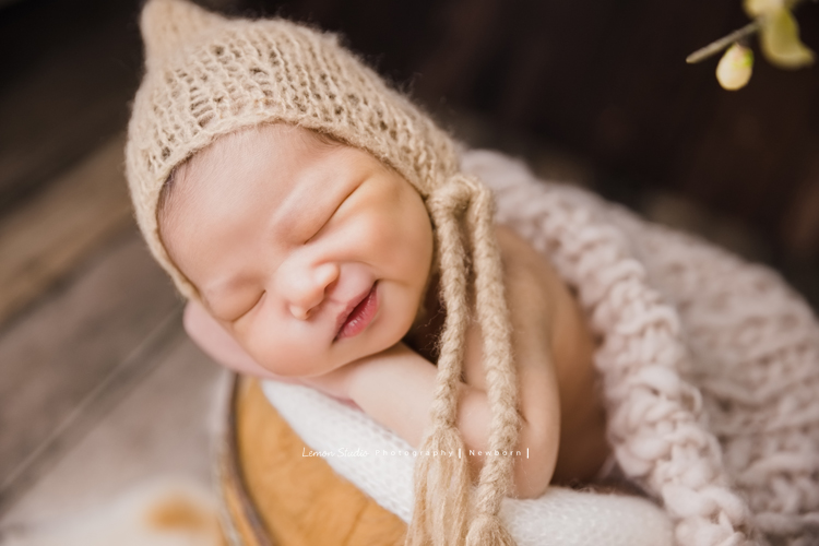 婕綝媽麻的三寶來拍新生兒寫真，這張是三寶在睡夢中不知道夢到什麼微笑很可愛的相片！