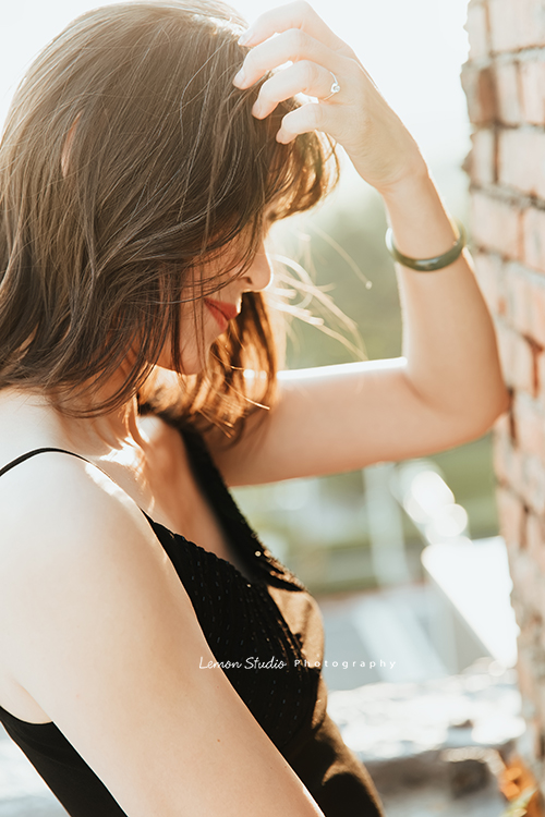 單身時的Tina來拍個人寫真，女人到了一個年紀，散發出來的美很不一樣，Tina舉手投足之間，有優雅、有智慧、自然，不需要刻意的表現，但卻有發自內心的美！這張的Tina穿黑色洋裝側身對著鏡頭在整理頭髮的樣子！