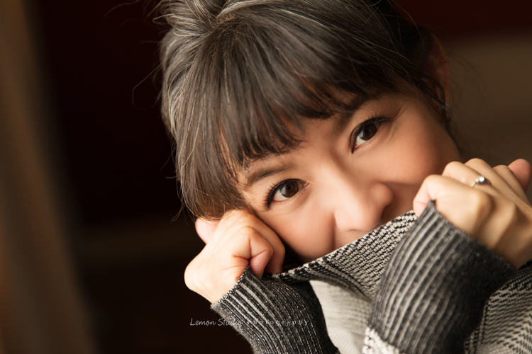 單身時的Tina來拍個人寫真，女人到了一個年紀，散發出來的美很不一樣，Tina舉手投足之間，有優雅、有智慧、自然，不需要刻意的表現，但卻有發自內心的美！這張的Tina穿套頭的上衣，拉著領子！