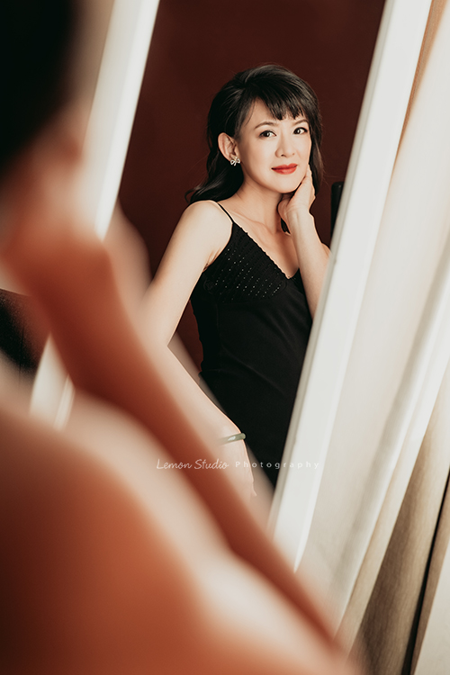 單身時的Tina來拍個人寫真，女人到了一個年紀，散發出來的美很不一樣，Tina舉手投足之間，有優雅、有智慧、自然，不需要刻意的表現，但卻有發自內心的美！這張的Tina穿黑色洋裝看著鏡子裡的自己！