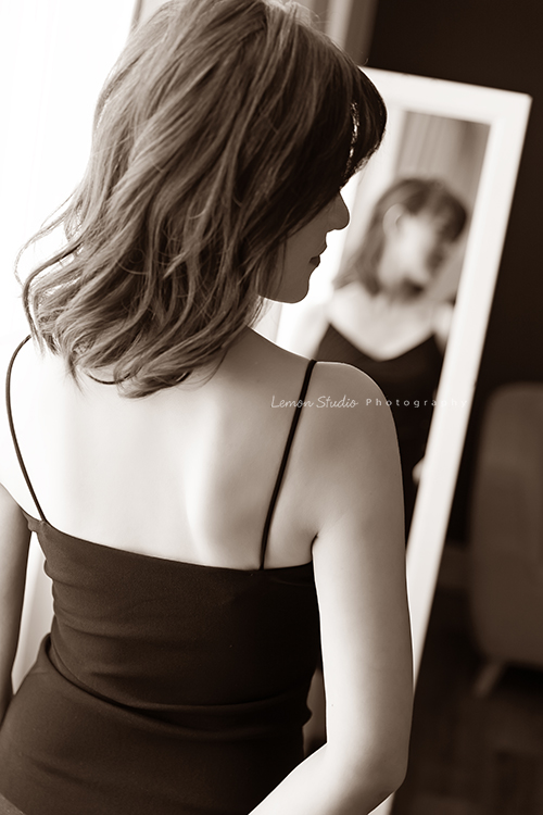 單身時的Tina來拍個人寫真，女人到了一個年紀，散發出來的美很不一樣，Tina舉手投足之間，有優雅、有智慧、自然，不需要刻意的表現，但卻有發自內心的美！這張的Tina穿黑色洋裝背對著鏡頭！