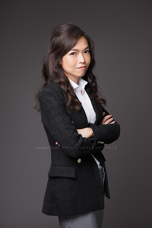 嚴選砥家電商平台創辦人/大大學院顧問Maru來拍專業形象照！這張是她雙手抱在胸前，眼神很篤定及自信地看著鏡頭！