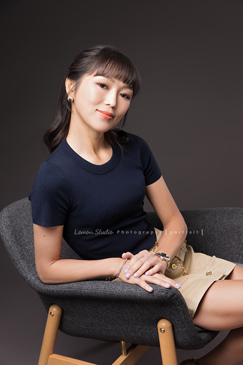 家妡來拍個人形象照，這是她第二次來拍形象照，感覺到家妡一直在改變，這次的她多了許多溫柔的氣息！這張的家妡坐在椅子上，身穿深藍色的上衣，她擺姿勢看著鏡頭的一瞬間，很有味道的一張相片！