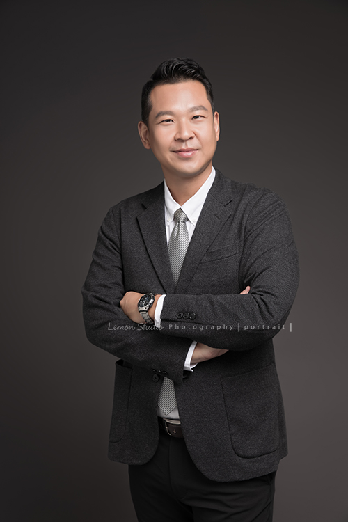 頂級績效教練高啟賢Aaron來拍專業形象照,帥氣的Aaron每一個姿勢拍起來都有不同的味道啊!這張手抱在胸前帶著自信的微笑!