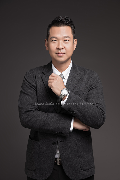 頂級績效教練高啟賢Aaron來拍專業形象照,帥氣的Aaron每一個姿勢拍起來都有不同的味道啊!這張的Aaron眼神很篤定很有自信!