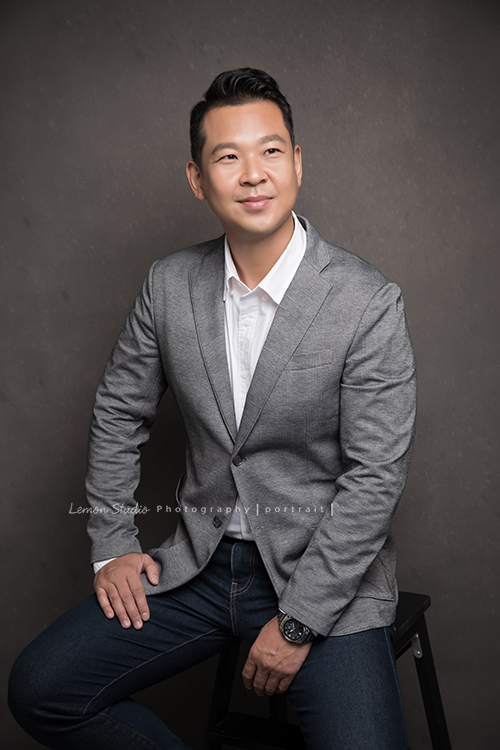 頂級績效教練高啟賢Aaron來拍專業形象照,帥氣的Aaron每一個姿勢拍起來都有不同的味道啊!這張的Aaron坐在椅子上,穿著很有質感的西裝,沒有看鏡頭,很時尚感的形象照!