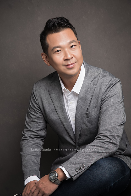 頂級績效教練高啟賢Aaron來拍專業形象照,帥氣的Aaron每一個姿勢拍起來都有不同的味道啊!這張的Aaron坐在椅子上,穿著很有質感的西裝,看著鏡頭!是一張帶有時尚感的形象照!