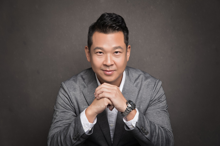 頂級績效教練高啟賢Aaron來拍專業形象照,帥氣的Aaron每一個姿勢拍起來都有不同的味道啊!這張的Aaron坐在椅子上,兩手交疊在胸前,很有自信篤定地看著鏡頭!是一張很有氣勢的形象照!