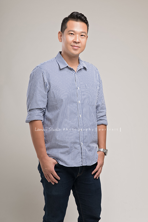 頂級績效教練高啟賢Aaron來拍專業形象照,帥氣的Aaron每一個姿勢拍起來都有不同的味道啊!這張的Aaron換上輕鬆的襯衫站著拍照,是一張較輕鬆生活感的形象照!
