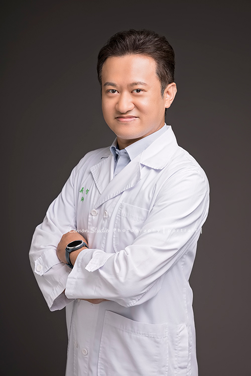 這天林義智醫師和太太來拍了家庭照及形象照！林醫師在鏡頭前很沈穩很有自信及帥氣！這張是林醫師穿醫師袍雙手抱在胸前的醫師形象照！
