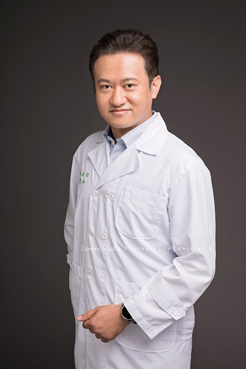 這天林義智醫師和太太來拍了家庭照及形象照！林醫師在鏡頭前很沈穩很有自信及帥氣！這張是林醫師穿醫師袍的形象照！