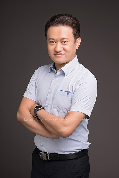 這天林義智醫師和太太來拍了家庭照及形象照！林醫師在鏡頭前很沈穩很有自信及帥氣！這張是林醫師脫下醫師袍穿著襯衫雙手抱在胸前的相片！