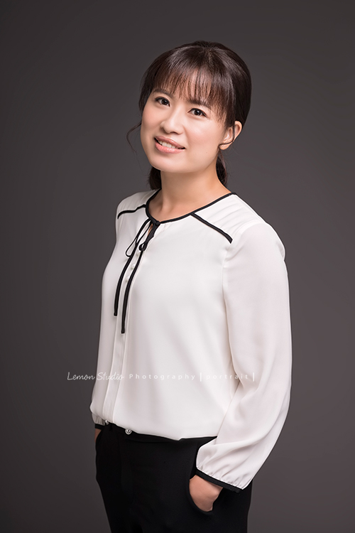 這天黃醫師和先生孩子們來拍了家庭照及形象照！這張是黃醫師換上套裝拍的形象照，有另一番味道！很喜歡這張的黃醫師，自信中帶著溫柔！