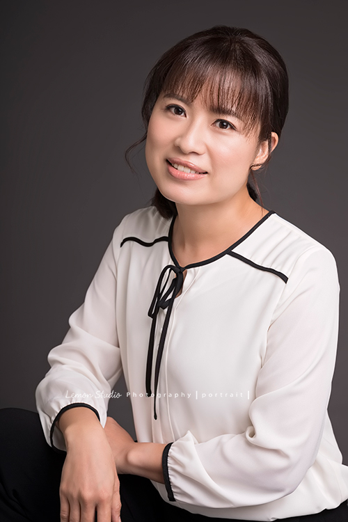 這天黃醫師和先生孩子們來拍了家庭照及形象照！這張是黃醫師換上套裝拍的形象照，有另一番味道！