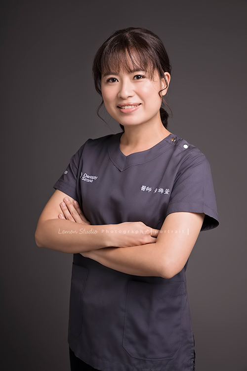 這天黃旆萱醫師和先生孩子們來拍了家庭照及形象照！這張黃醫師穿上刷手服拍的形象照很專業啊！這張的黃醫師眼神很篤定及自信！