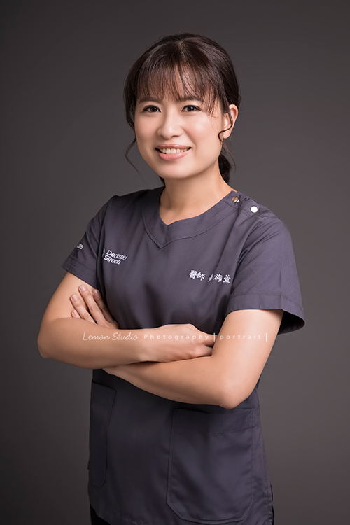 這天黃旆萱醫師和先生孩子們來拍了家庭照及形象照！這張黃醫師穿上刷手服拍的形象照很專業啊！