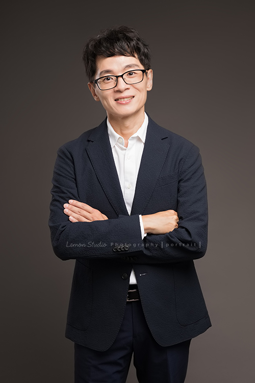 智複利管理顧問的創辦人/大大學院高勝率品牌顧問 Mission來拍專業形象照！這張是Mission雙手抱在胸前的形象照！