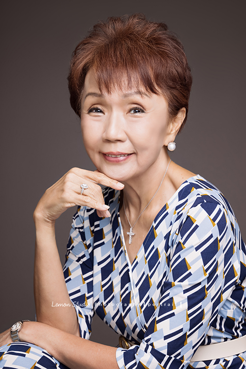 在房地產工作多年，事業有成的劍晴來拍形象照！