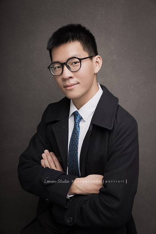 保險業務主任的仲綸來拍專業形象照,這張的仲綸手抱在胸前,很溫暖及自信地看著鏡頭微笑!仲綸很開朗及有趣,在拍照時分享他領帶有趣的故事!