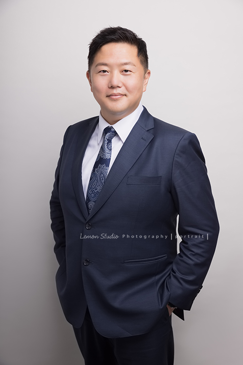 新加坡商安富利股份有限公司台灣分公司的員工們的企業形象照,公司決定讓公司的每一位同仁都拍形象照,提升公司形象!這是一位男士主管!