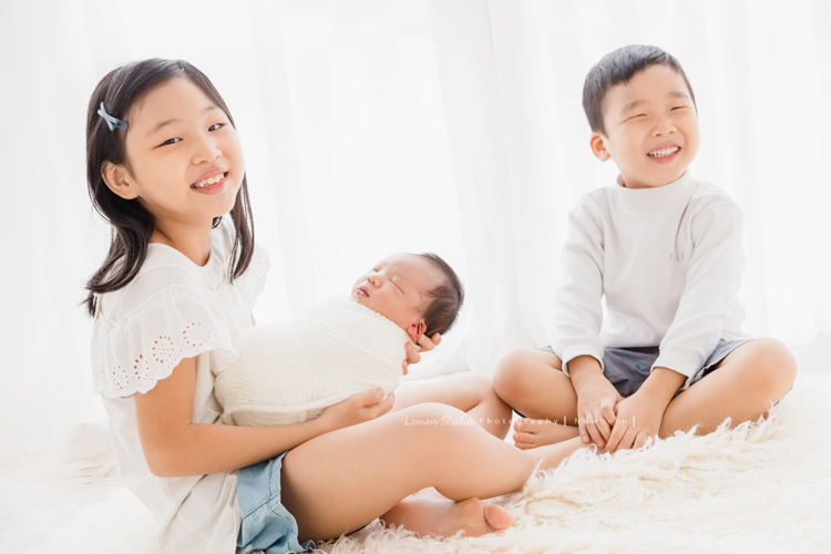 婕綝媽麻的三寶來拍新生兒寫真，這張是姊姊抱著三寶跟哥哥三人很開心的合照的相片！