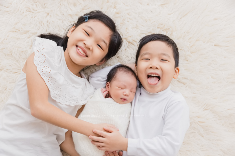 婕綝媽麻的三寶來拍新生兒寫真，這張是三寶躺在開心的哥哥姊姊中間的相片！
