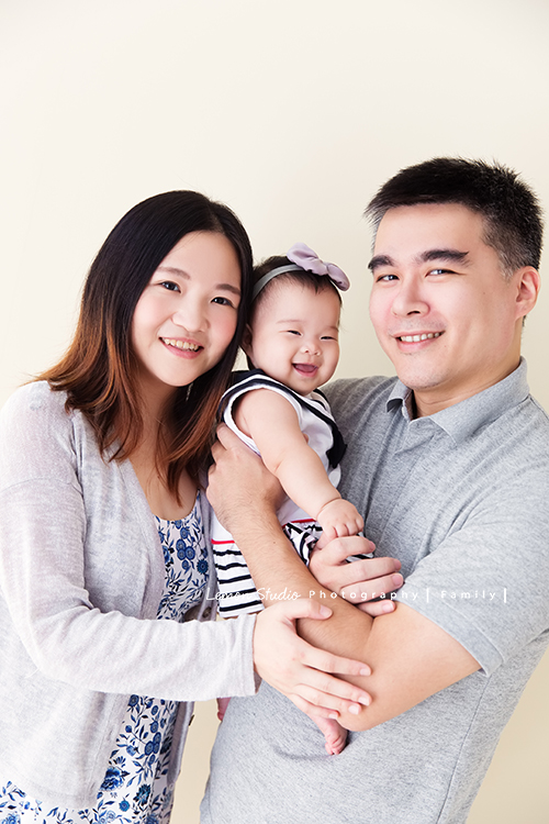 瑋婷媽麻和先生在大寶七個半月時來拍寶寶寫真!爸拔媽麻有了大寶好開心啊!相片裡充滿了愛與溫馨的氛圍,這張是一家三口很開心的合照!
