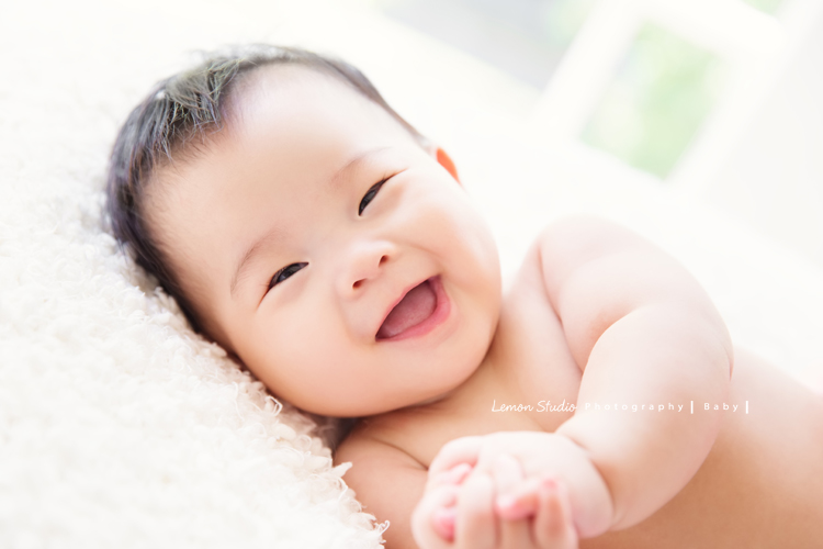 瑋婷媽麻和先生在大寶七個半月時來拍寶寶寫真!爸拔媽麻有了大寶好開心啊!相片裡充滿了愛與溫馨的氛圍,這張是寶寶躺在布上心情很好很開心的照片!