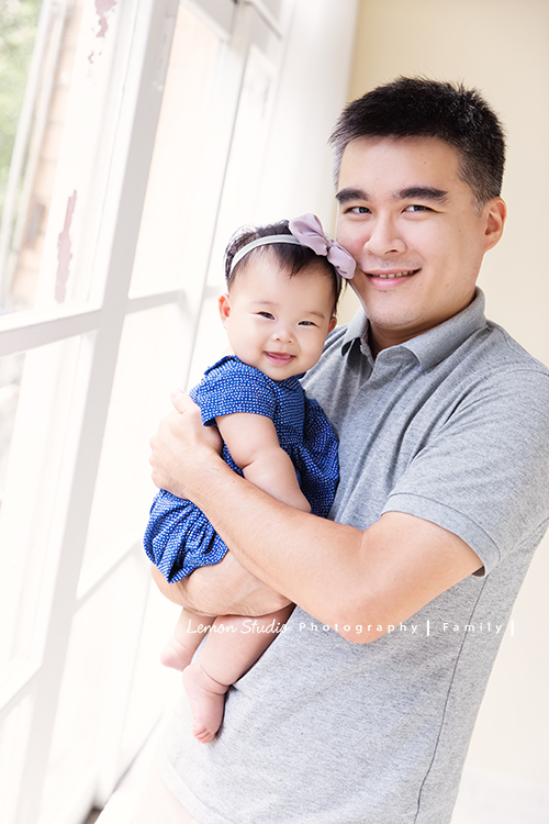 瑋婷媽麻和先生在大寶七個半月時來拍寶寶寫真!爸拔媽麻有了大寶好開心啊!相片裡充滿了愛與溫馨的氛圍,這張是寶寶和爸拔的合照!