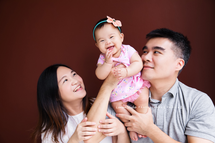 瑋婷媽麻和先生在大寶七個半月時來拍寶寶攝影!爸拔媽麻有了大寶好開心啊!相片裡充滿了愛與溫馨的氛圍,這張是一家三口很可愛的合照!爸拔媽麻看著寶寶,寶寶被攝影師逗得好開心啊!