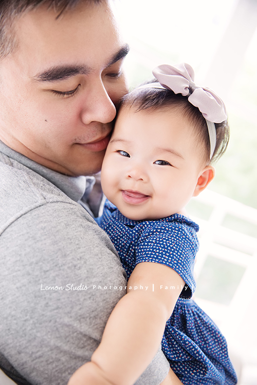 瑋婷媽麻和先生在大寶七個半月時來拍寶寶寫真!爸拔媽麻有了大寶好開心啊!相片裡充滿了愛與溫馨的氛圍,這張是寶寶在爸拔身上很撒嬌的感覺的相片!
