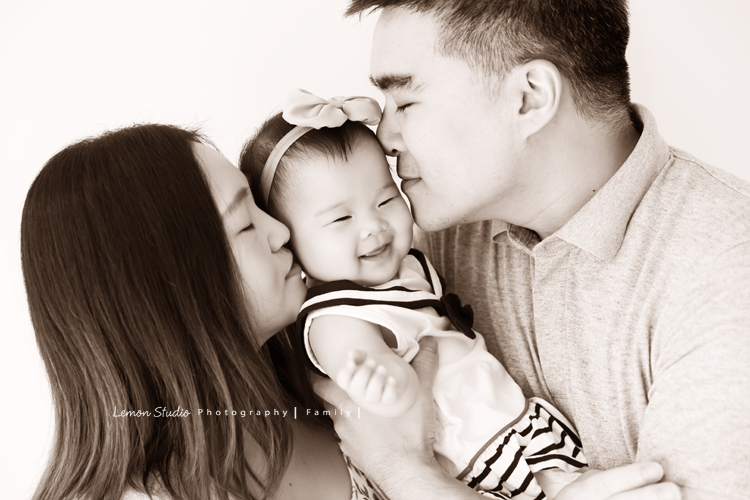 瑋婷媽麻和先生在大寶七個半月時來拍寶寶寫真!爸拔媽麻有了大寶好開心啊!相片裡充滿了愛與溫馨的氛圍,這張是爸拔媽麻親親寶貝的相片!