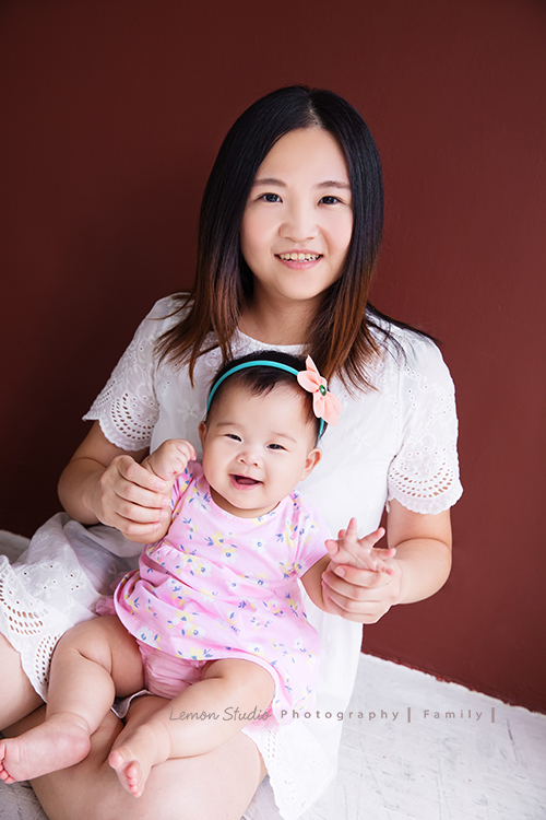 瑋婷媽麻和先生在大寶七個半月時來拍寶寶寫真!爸拔媽麻有了大寶好開心啊!相片裡充滿了愛與溫馨的氛圍,這張是寶寶和漂亮的媽麻的合照!