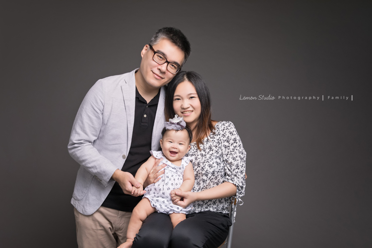 瑋婷媽麻和先生在大寶七個半月時來拍寶寶攝影!爸拔媽麻有了大寶好開心啊!相片裡充滿了愛與溫馨的氛圍,這張是一家三口很開心的合照!一家人穿灰黑白色系搭配的衣服很好看!