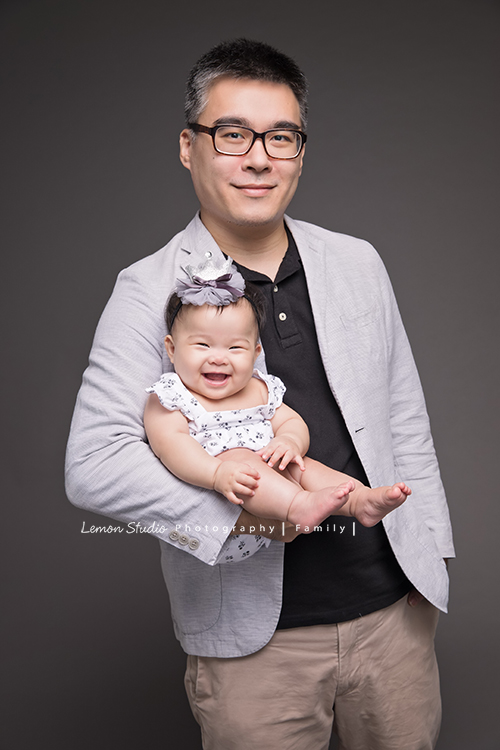 瑋婷媽麻和先生在大寶七個半月時來拍寶寶寫真!爸拔媽麻有了大寶好開心啊!相片裡充滿了愛與溫馨的氛圍,這張是寶寶和帥氣爸拔的合照,寶寶在爸拔身上笑得好開心啊!
