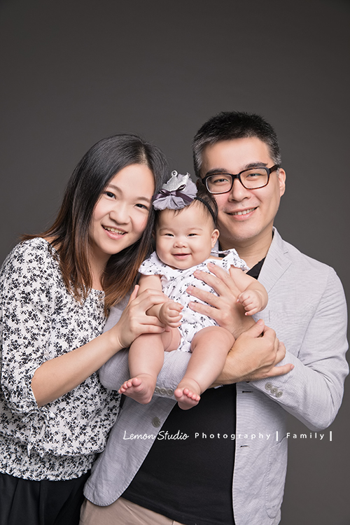 瑋婷媽麻和先生在大寶七個半月時來拍寶寶攝影!爸拔媽麻有了大寶好開心啊!相片裡充滿了愛與溫馨的氛圍,這張是一家三口很開心的合照!寶貝笑起來超級可愛的!