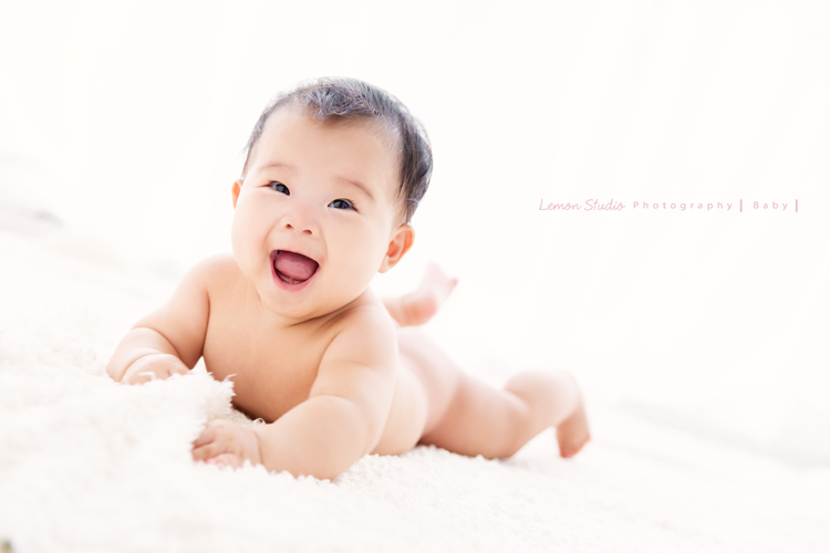 瑋婷媽麻和先生在大寶七個半月時來拍寶寶寫真!爸拔媽麻有了大寶好開心啊!相片裡充滿了愛與溫馨的氛圍,寶貝好開心地在地板上玩!