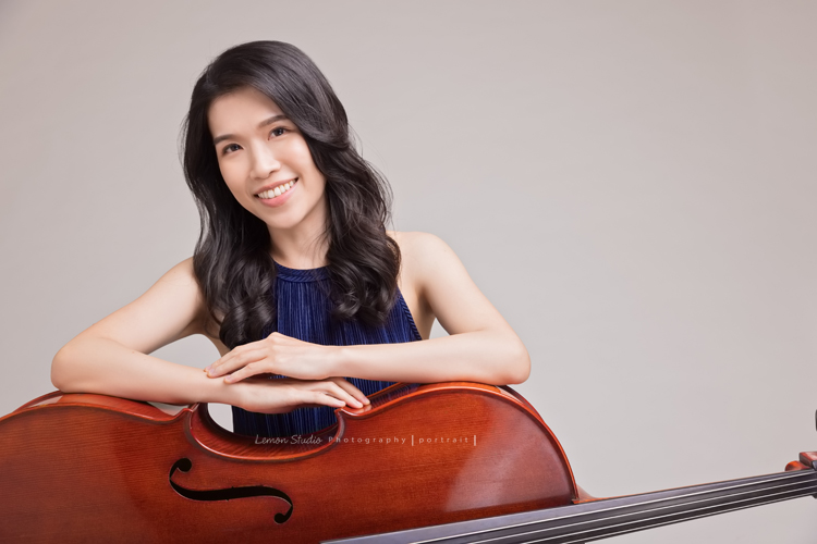 大提琴演奏家張可欣老師來拍音樂家專業形象照,美國伊利諾大學香檳分校大提琴演奏博士,現旅居新加坡,為新加坡國防部隸屬Music and Drama Company的期下音樂家,從事古典以及流行多元化現場演出及錄音製作!這張是張可欣老師手放在大提琴上的專業形象照!