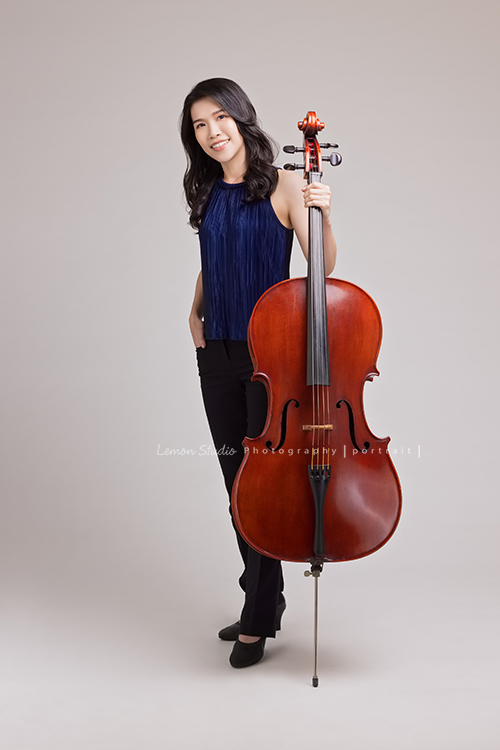 大提琴演奏家張可欣老師來拍音樂家專業形象照,美國伊利諾大學香檳分校大提琴演奏博士,現旅居新加坡,為新加坡國防部隸屬Music and Drama Company的期下音樂家,從事古典以及流行多元化現場演出及錄音製作!這張是張可欣老師一手拿著大提琴的專業形象照!