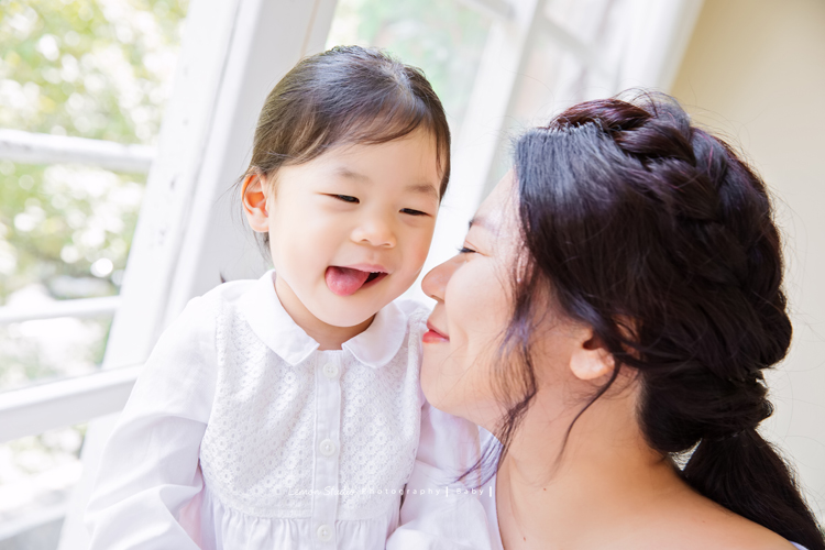 這是兩歲的婧雅和爸拔媽麻第二次來拍寶寶寫真，這張媽麻和靖雅可愛的互動！