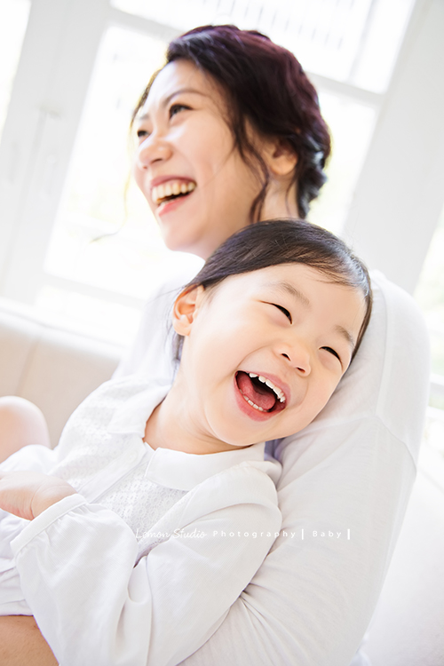 這是兩歲的婧雅和爸拔媽麻第二次來拍寶寶寫真，這張媽麻和靖雅的互動，兩個人笑得好開心！