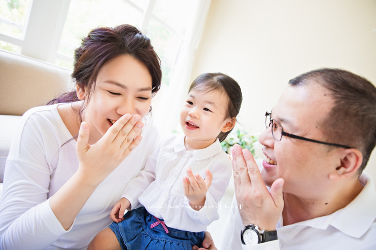 這是兩歲的婧雅和爸拔媽麻第二次來拍寶寶寫真，這張三人的互動很自然有趣！
