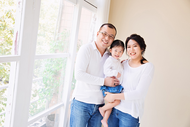 這是兩歲的婧雅和爸拔媽麻第二次來拍寶寶寫真，這張是一家三口的全家福！空氣中都可以感覺到三人的開心啊！
