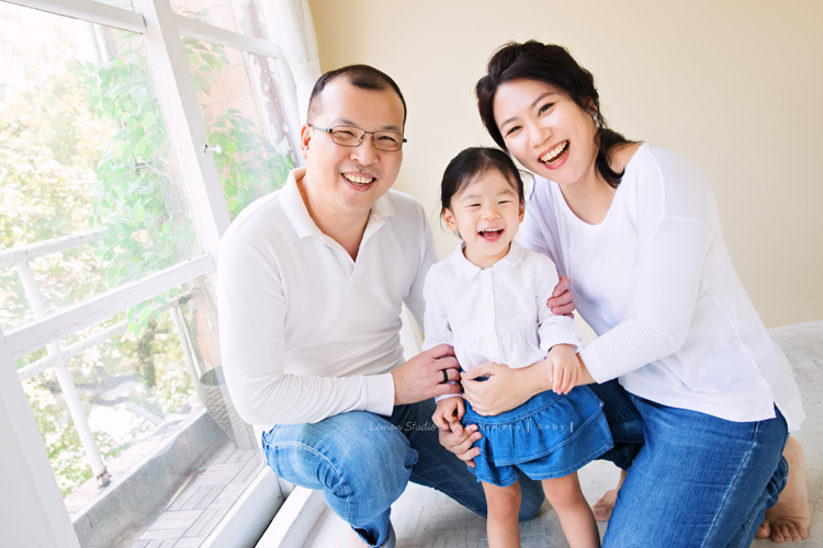這是兩歲的婧雅和爸拔媽麻第二次來拍寶寶寫真，這張一家三口的全家福，每個人都笑得好開心好燦爛！非常美好的一張相片啊！